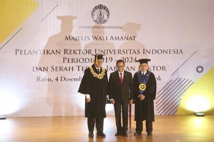 Rektor Universitas Indonesia (UI), Ari Kuncoro (kiri) ketika dilantik sebagai rektor pada 4 Desember 2019 oleh Ketua Majelis Wali Amanat (MWA) UI, Saleh Husin (tengah), menggantikan rektor sebelumnya, Muhammad Anis (kanan).