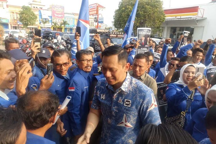 Ketua Umum Partai Demokrat Agus Harimurti Yudhoyono saat menghadiri acara Ngopi Bareng AHY di Lawang Cafe, Karawang, Jawa Barat, Senin (11/12/2023).