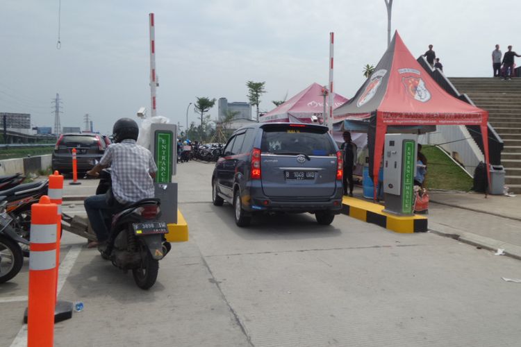 Suasana akses masuk RPTRA/RTH Kalijodo, Minggu (30/4/2017). Dishubtrans DKI Jakarta masih merapikan instalasi untuk pemasangan gate parkir di kawasan ini, menggantikan mesin parkir meter yang dinilai kurang efektif.