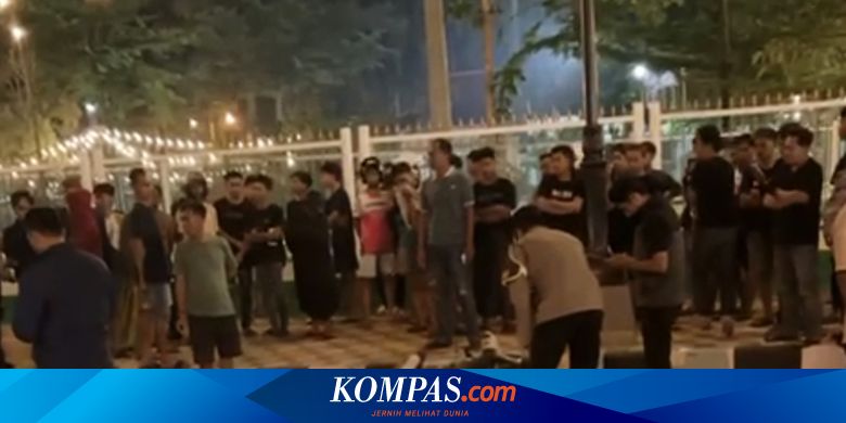 Korban meninggal akibat tawuran antar-pemuda di depan Masjid Agung Asy Syuhada, Jalan Masegit, Kecamatan Pamekasan, Kabupaten Pamekasan bertambah satu orang, menjadi dua orang. | #Tawuran #Pamekasan