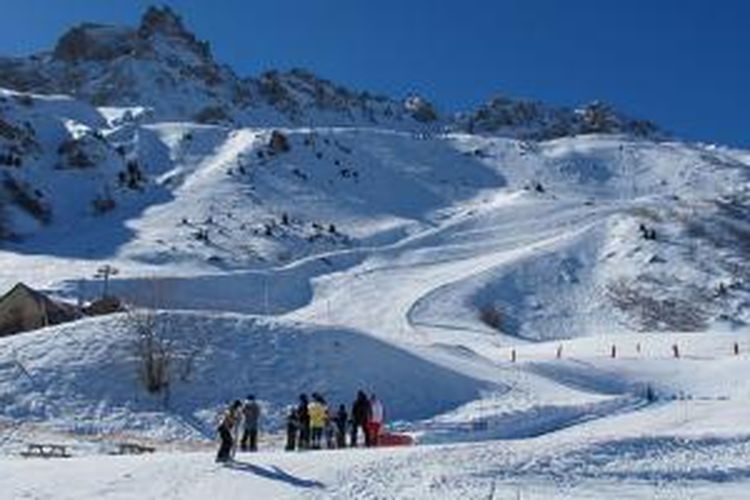 Bersiap berlatih ski di sebuah lereng di Valmorel, Perancis.