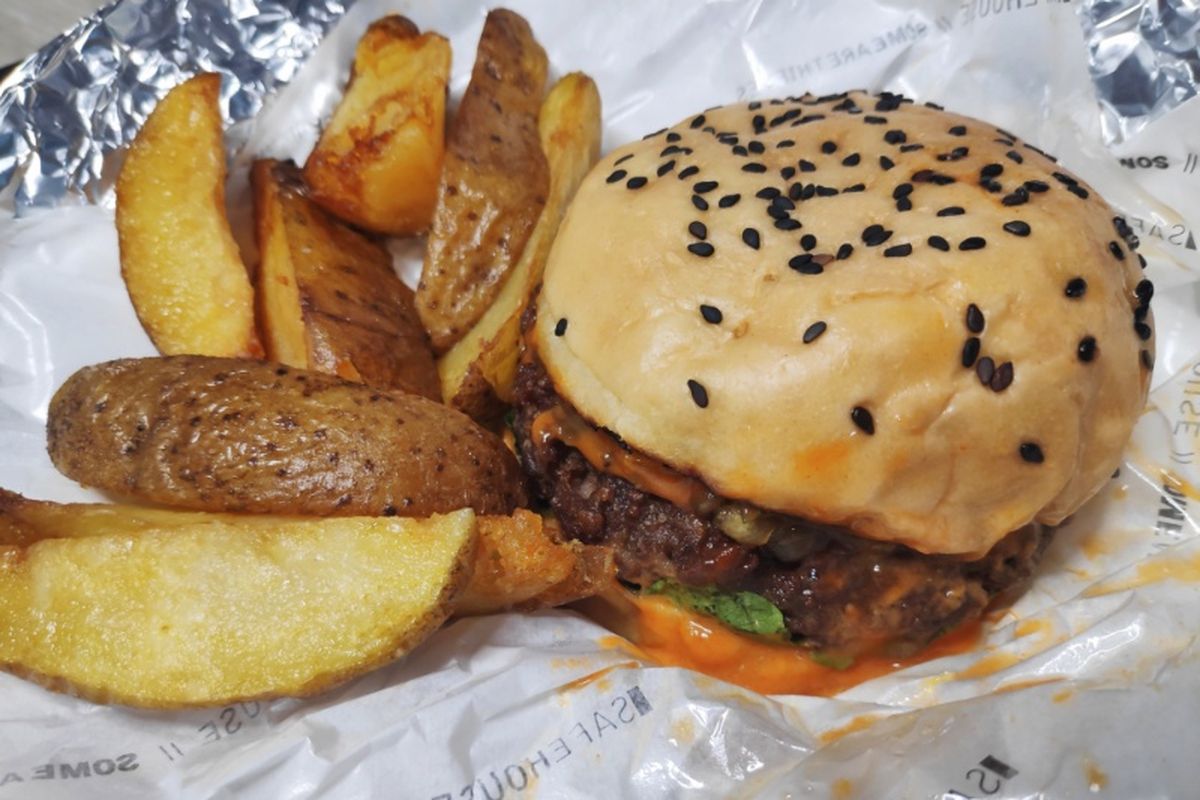 Beyond Burger, burger vegan dari The Safehouse Jakarta. 