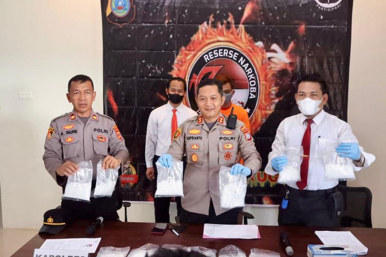 Polres Morowali, Sulawesi Tengah, merilis Tersangka penyelundupan sabu dengan barang bukti seberat 2,29 Kg.