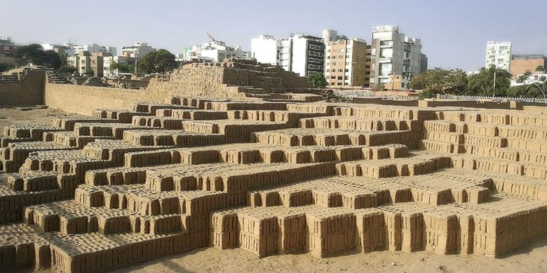 Huaca Pucllana merupakan piramida kuno di kota Lima, Peru.