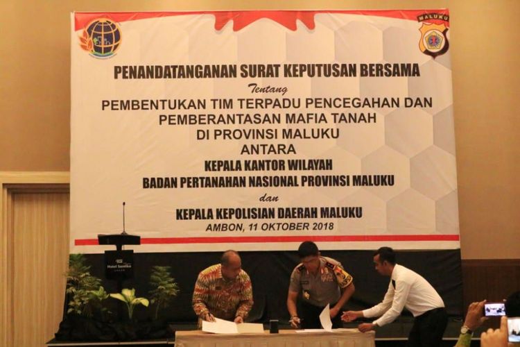 Kepala BPN Provinsi Maluku, Oloan Sitorus dan Kapolda Maluku, Irjen Pol Royke Lumowa saat menandatangani pembentukan tim terpadu pencegahan dan pemberantasan mafia tanah di Hotel Santika Premier, Kamis (11/10/2018)