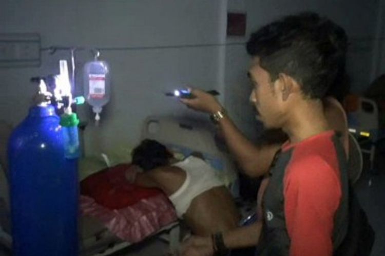 Perawat sedang memeriksa oksigen pasien dengan menggunakan alat penerangan dari ponsel di RSUD Mamuju Utara, Selasa (26/7/2017).