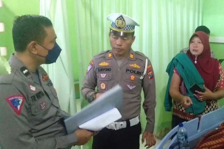 Kasat Lantas Polres Pamekasan, AKP Suryono saat mengecek kondisi korban kecelakaan di RSUD Slamet Martodirdjo Pamekasan, Senin (28/8/2024).