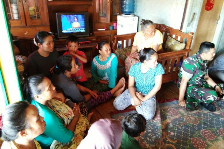 Keluarga korban kebakaran pabrik petasan di Kampung Cisitu, Cililin, Kabupaten Bandung Barat saat tengah berkumpul menunggu kabar, Jumat (27/10/2017).