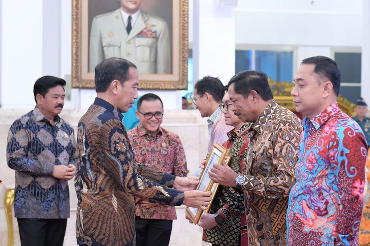 Penjabat (Pj) Gubernur Jawa Tengah (Jateng) Nana Sudjana menerima langsung penghargaan Digital Government Award dari Presiden Republik Indonesia (RI) Joko Widodo dalam acara SPBE Summit 2024 dan Peluncuran GovTech Indonesia di Istana Negara, Jakarta, Senin (27/5/2024)