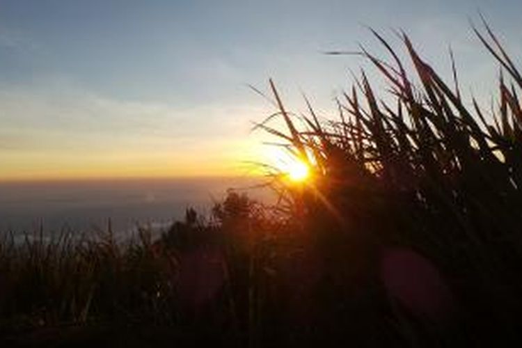 Rona sinar matahari mulai memerah di Gunung Ungaran, Jawa Tengah, Rabu (22/7/2015).
