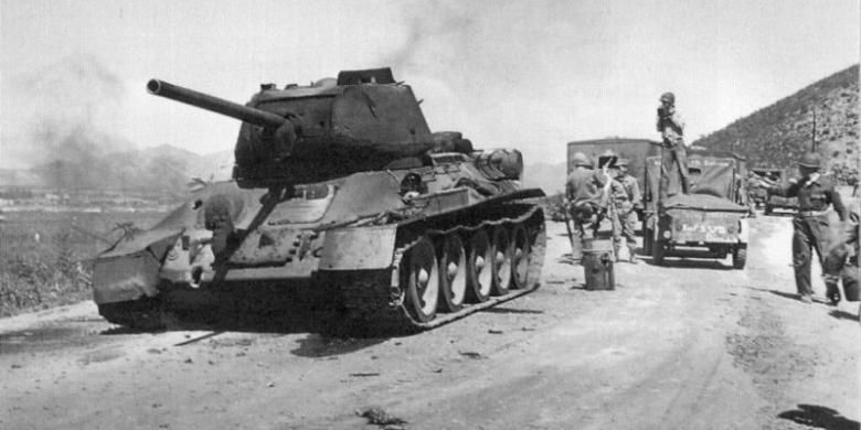 Sebuah tank T-34 buatan Uni Soviet milik Tentara Rakyat Korea Utara (NKPA) dihancurkan pasukan marinir AS saat bergerak maju dari Incheon menuju Seoul pada September 1950.

