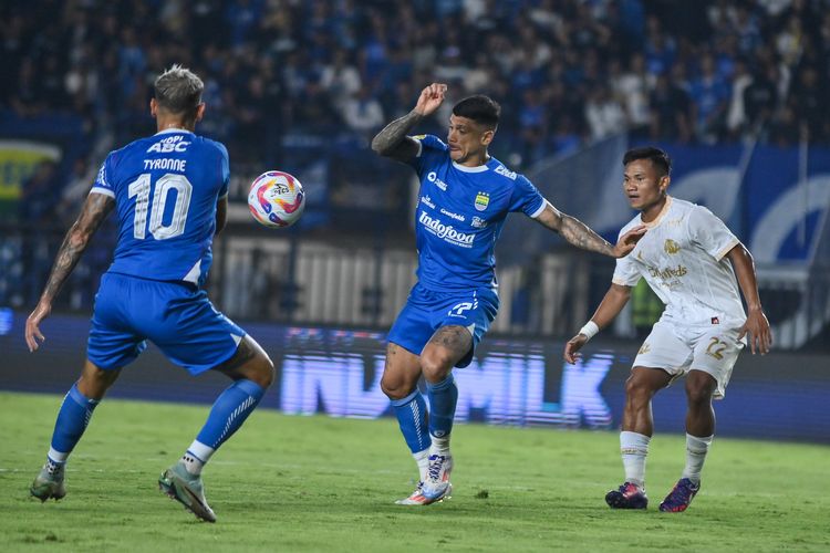 Penyerang Persib Ciro Alves ancang-ancang melepaskan tendangan dalam pertandingan pekan ketiga Liga 1 2024-2025 antara Persib Bandung vs Arema FC, Minggu (25/8/2024) di Stadion Si Jalak Harupat, Soreang, Kabupaten Bandung. 