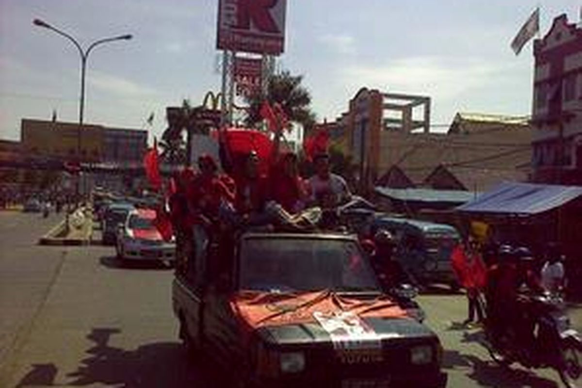 Kampanye Partai Demokrasi Indonesia Perjuangan, Senin (23/3) di wilayah Depok, Jawa Barat, sempat menimbulkan kemacetan lokal di ruas Jalan Margonda Raya, terutama selepas Terminal Depok hingga pertigaan Jalan Margonda.