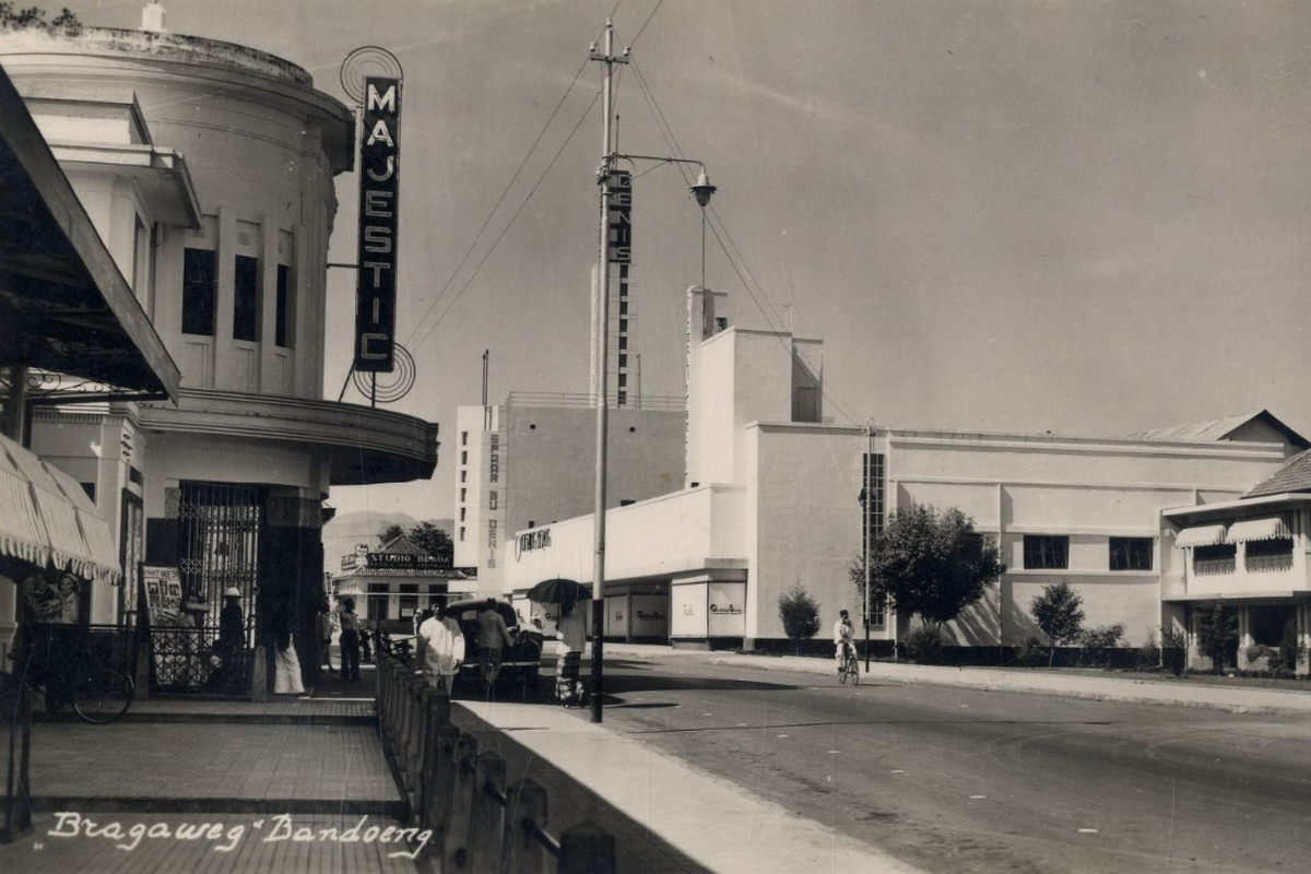 Foto Bioskop Majestic dan rumah di Jalan Braga tahun 1938