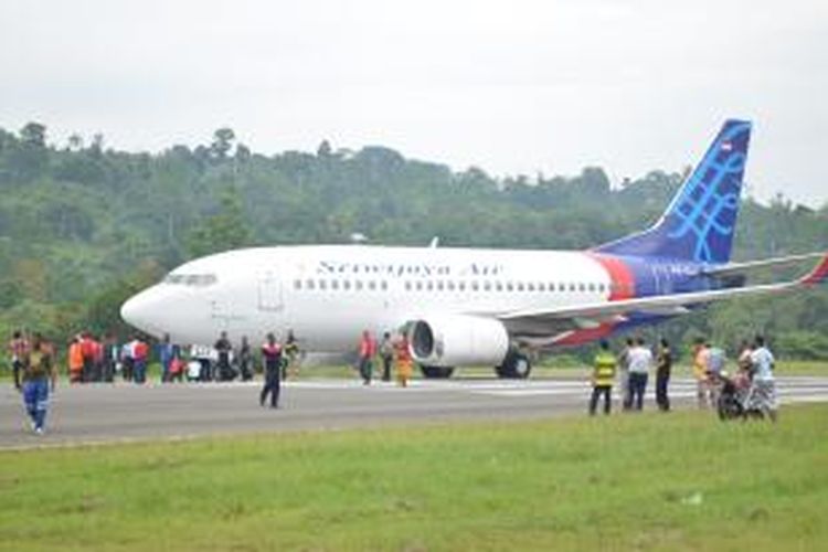 Maskapai Sriwijaya Air, Boeing 737 Seri 500, yang gagal diterbangkan, setelah alami gangguang teknis pada sistem hidrolik ban bagian depan di Bandar Udara Rendani Manokwari, Senin (9/9/2013).