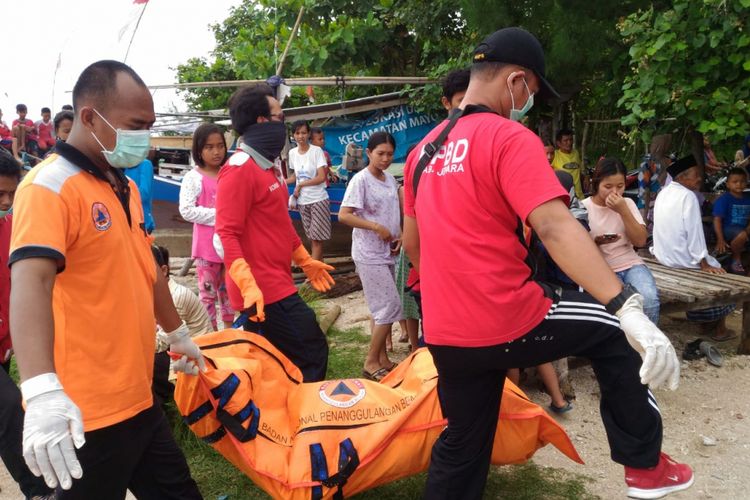 Proses evakuasi jasad perempuan terbungkus karung yang ditemukan di perairan Jepara, Jawa Tengah tepatnya 6,3 mil dari bibir pantai Teluk Awur, Desa Teluk Awur, Kecamatan Tahunan Jepara, Jumat (22/2/2019) siang.‎