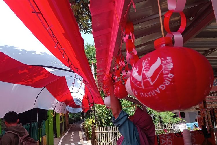 Terowongan bendera merah putih sepanjang 400 meter dibangun warga Cianjur, Jawa Barat di atas ruas jalan gang dalam rangka menyambut HUT ke-79 kemerdekaan RI.