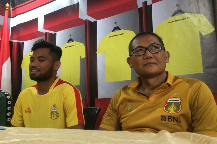 Saddil Ramdani (kiri) ditemani oleh COO Bhayangkara FC, Sumardji (kanan) dalam sesi konferensi pers sebagai pemain baru Bhayangkara FC, Jumat (8/2/2020).