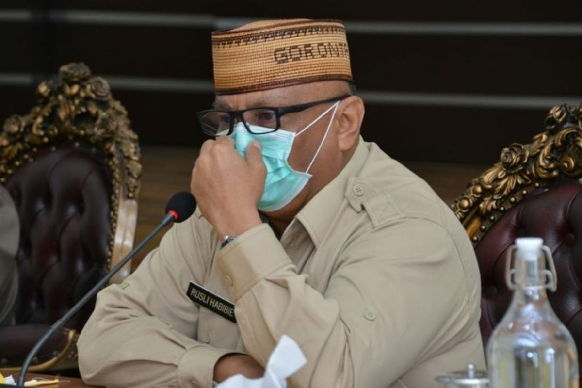 Gubernur Gorontalo Rusli Habibie menyatakan akan menyumbangkan gajinya selama dua tahun untuk penanganan COVID-19. 