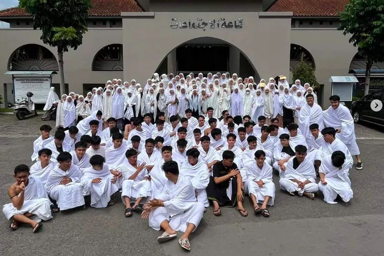 Satu kelas siswa Darul Arqam Muhammadiyah Garut study tour umrah ke Mekkah