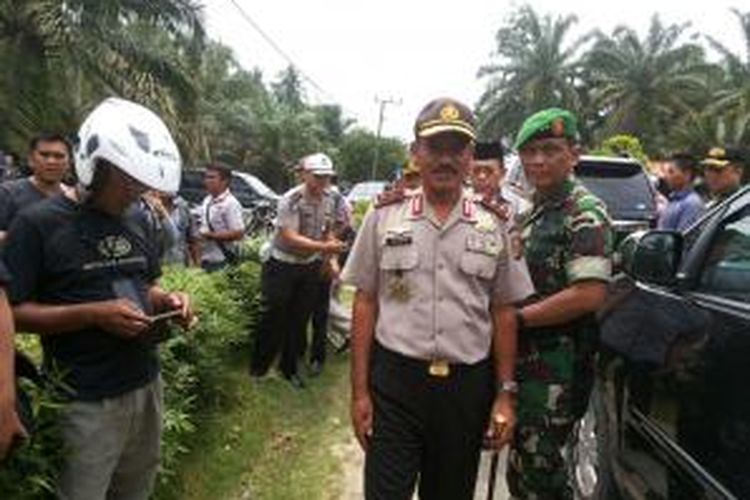 Kapolda Aceh Irjen Pol Husein Hamidi dan Pangdam Iskandar Muda Mayjen TNI Agus Kriswanto tiba di lokasi kejadian bentrok antar warga di Aceh Singkil, Aceh, Rabu (14/10/2015)