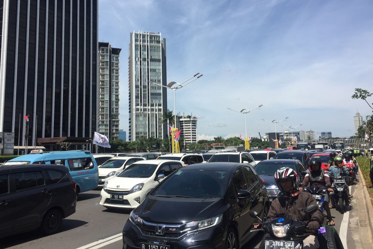 Arus lalu lintas jalan Sudirman, Jakarta Pusat tersendat, Sabtu (13/4/2019).