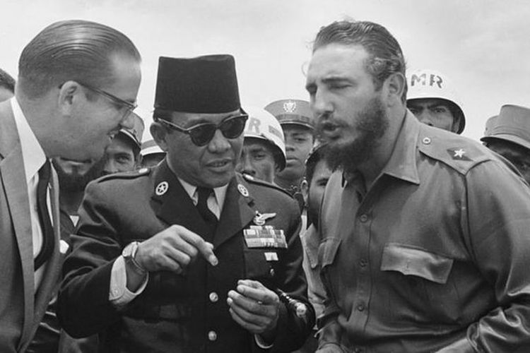 Presiden pertama Indonesia, Sukarno (tengah), berbincang dengan Presiden Kuba Osvaldo Dorticos (kiri) dan Perdana Menteri Kuba Fidel Castro (kanan) dalam kunjungan kenegaraan ke Kuba pada 1960. Fidel Castro dan adiknya, Raul, belakangan memimpin Kuba selama enam dekade.