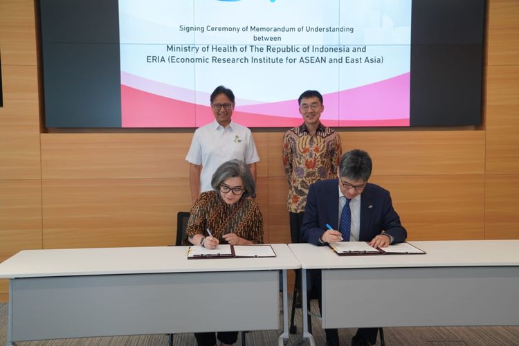 Kementerian Kesehatan melakukan penandatangan Memorandum of Understanding (MoU) dengan Economic Research Institute for ASEAN and East Asia (ERIA) di kantor ERIA, Senayan, Jakarta, Selasa (20/2).