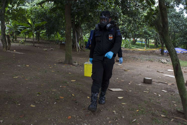 Tim satuan Teknisi Kimia, Biologi, Radioaktif (KBR) pasukan Gegana Brimob Polri melakukan pengecekan lokasi yang terkontaminasi paparan radioaktif di Perumahan Batan Indah, Serpong, Tangerang Selatan, Sabtu (15/1/2020). Badan Pengawas Tenaga Nuklir meminta warga menjauhi area tanah kosong di Perumahan Batan Indah, samping lapangan voli blok J, seusai menemukan kenaikan nilai paparan radiasi nuklir di area tersebut.