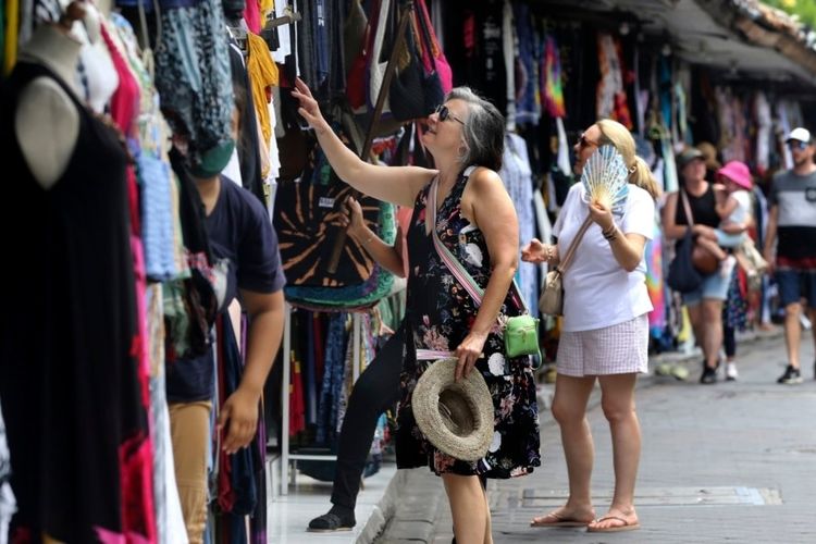 Turis asing berbelanja oleh-oleh di Bali pada Sabtu, 12 November 2022. 