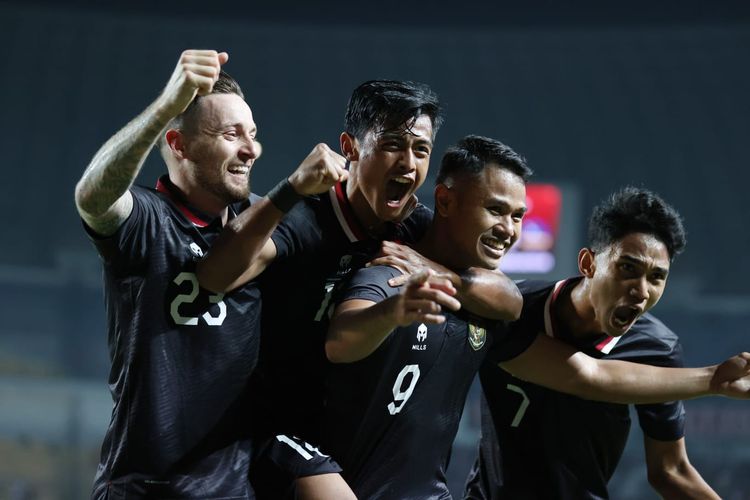 Pemain-pemain Indonesia melakukan selebrasi usai menjebol gawang Curacao dalam laga FIFA Matchday antara Indonesia vs Curacao di Stadion Gelora Bandung Lautan Api, Bandung, Sabtu (24/9/2022).