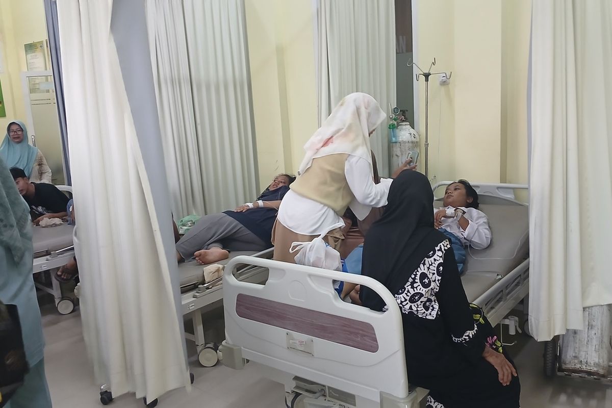 Sejumlah siswi SMK Negeri Tambakboyo, Kabupaten Tuban, diduga keracunan menu MBG dan harus dilarikan ke puskesmas untuk mendapatkan pertolongan. Sejumlah siswi menemukan menu MBG sudah bau dan berlendir serta menemukan ulat pada buahnya. Selasa (14/10/2025),