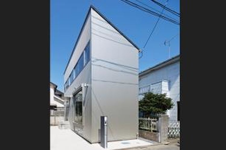 Didesain oleh Tsuyoshi Kobayashi dari studio arsitektur Another Apartment, posisi apartemen ini berada di utara kawasan itu dengan pintu masuk dan jendela pada dinding sampingnya menghadap ke selatan.