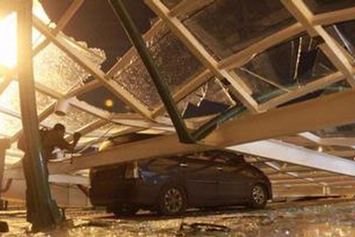 Kanopi pintu masuk Stadion Tenis PTPN V yang merupakan Venue Tenis untuk PON XVIII Riau di Jalan Rambutan Pekanbaru Riau, roboh, Kamis (6/9/2012). Dugaan sementara, kejadian tersebut dikarenakan angin kencang. Sebanyak tiga orang terluka dalam kejadian tersebut.