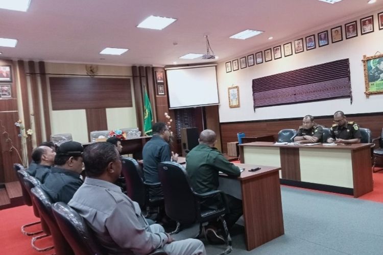 Foto: Pansus BTT DPRD Sikka melaksanakan audiensi dengan Kejaksaan Negeri Sikka di Aula Kantor Kejari Sikka, Senin (21/11/2022).