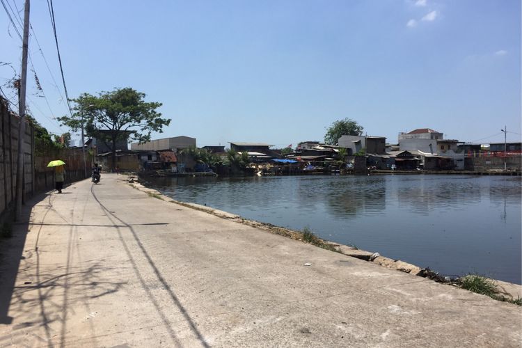 Kondisi Kampung Apung atau Kampung Teko di Kelurahan Kapuk, Kecamatan Cengkareng, Jakarta Barat usai dibersihkan oleh Pasukan Oranye, Senin (28/8/2017). Untuk pertama kalinya kawasan ini bersih dari daratan sampah dan eceng gondok yang sudah berada di sana selama belasan tahun terakhir.