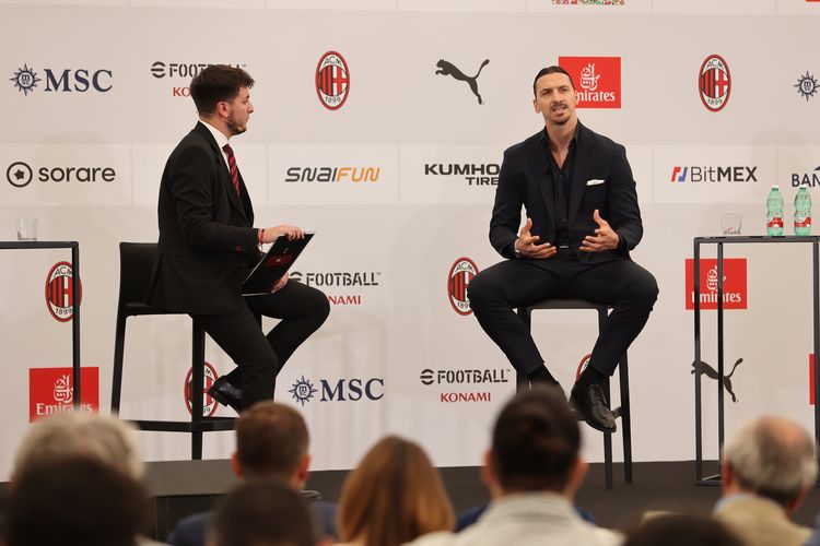 Simone Nobilini dan Zlatan Ibrahimovic berbincang dalam sesi konferensi pers di Milanello 13 Juni 2024. (Photo by Vincenzo Lombardo/AC Milan via Getty Images)