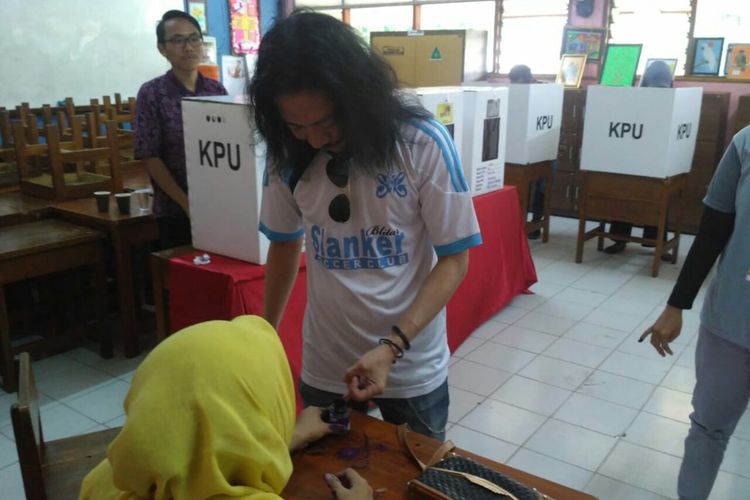 Gitaris Slank Abdee Negara memberikan hak suaranya di TPS 83 di kawasan Potlot, Duren Tiga, Jakarta Selatan, Rabu (17/4/2019).