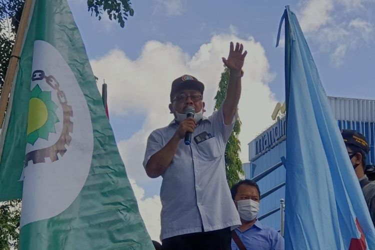 Koordinator aksi buruh di Banjarmasin, Sumarlan berorasi menuntut kenaikan upah layak saat berunjuk rasa di depan Kantor DPRD Kalsel, Kamis (25/11/2021). 
