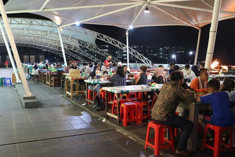 Suasana foodcourt yang terletak di lantai dua PIM Muara Baru, Jakarta Utara, Rabu (18/12/2019) malam. Area ini dipergunakan untuk membakar hasil laut yang telah dibelanjakan di lantai dasar. Area ini selalu dipadati pengunjung yang rata-rata keluarga.