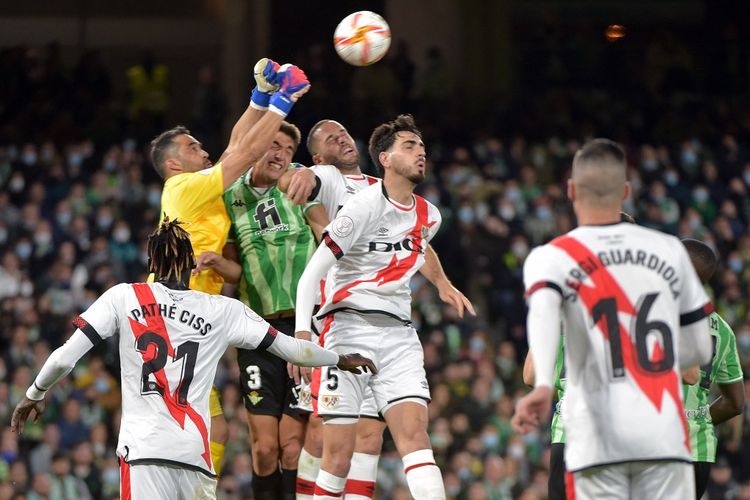 Kiper Real Betis Claudio Bravo (kiri) berusaha menggapai bola dalam leg kedua semifinal Copa del Rey kontra Rayo Vallecano di Stadion Benito Villamarin, Jumat (4/3/2022) dini hari WIB.