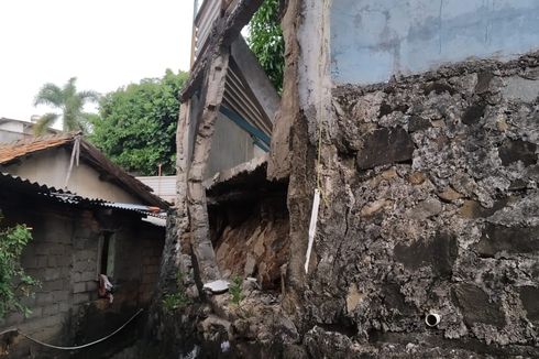 Warga Korban Banjir Minta Tembok PT Khong Guan Dibangun Ulang agar Tak Roboh Lagi