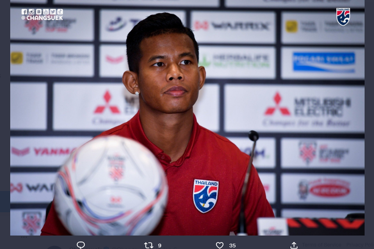 Tangkapan layar Twitter @Changsuek_TH yang memuat momen kehadiran bek timnas Thailand Sasalak Haiprakhon dalam sesi konferensi pers menjelang leg pertama semifinal Piala AFF 2022 Malaysia vs Thailand, Jumat (6/1/2023).