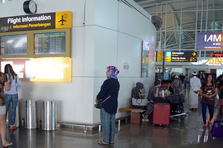 Terminal keberangkatan internasional Bandara Ngurah Rai, Tuban, Bali, Minggu (26/11/2017). Sebanyak 28 jadwal penerbangan internasional dari dan menuju Bali dibatalkan karena dampak letusan Gunung Agung yang terjadi sejak Sabtu (25/11/2017). 
