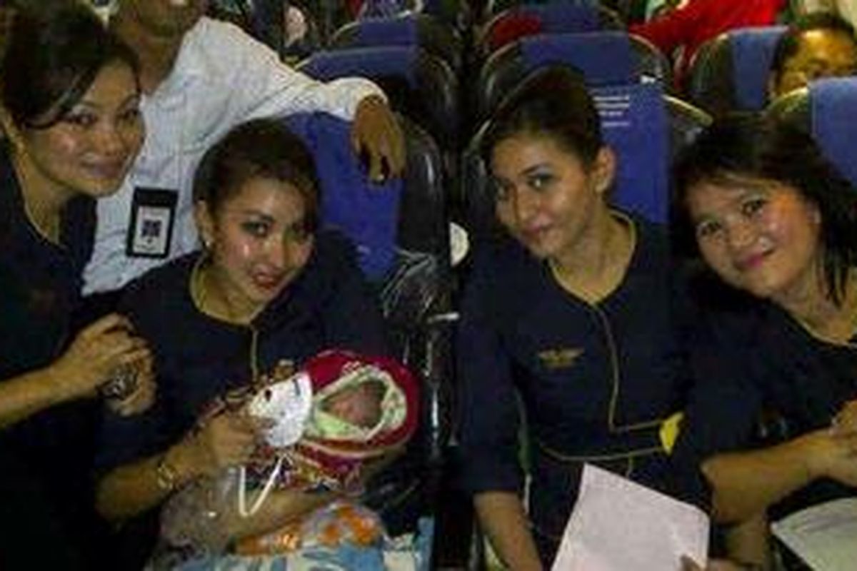 Empat pramugari dan kru pesawat Merpati membantu persalinan penumpang saat tujuan penerbangan Timika-Ujung Pandang, Minggu (6/1/2013).