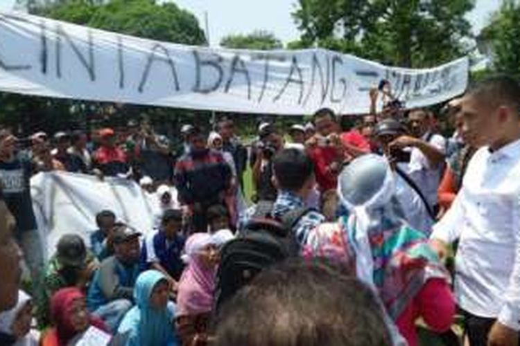 Bupati Batang Yoyok Riyo Sudibyo (kanan) menemui warga yang mendatangi kantor Pemkab Batang, Rabu (7/9/2016). Warga memintanya agar tidak maju sebagai calon wakil gubernur DKI Jakarta.