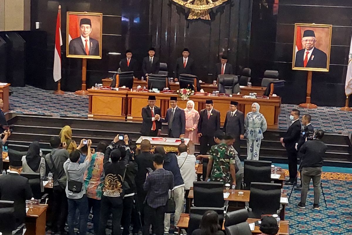 Ketua DPRD DKI Jakarta Prasetyo Edi Marsudi bersama Penjabat Gubernur DKI Jakarta Heru Budi Hartono setelah legislatif Jakarta mengesahkan rancangan peraturan daerah (raperda) APBD DKI Jakarta tahun anggaran 2023 pada Selasa (29/11/2022).