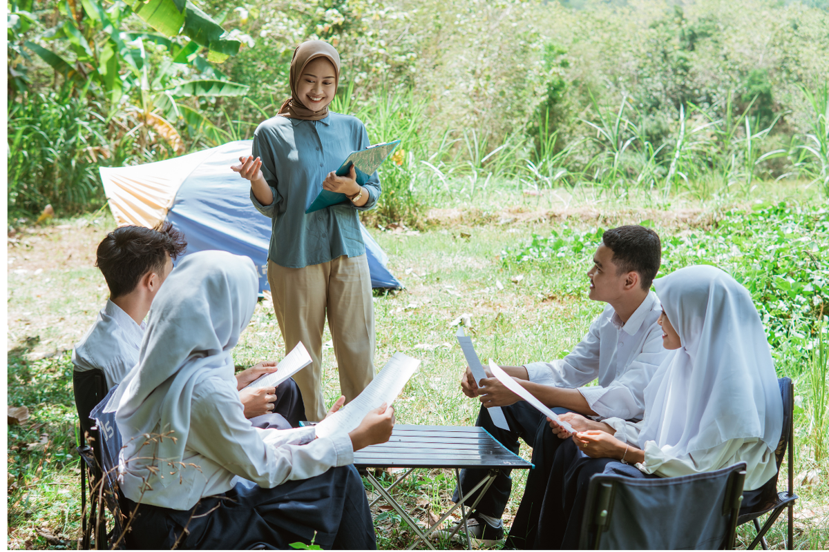 ilustrasi guru dan siswa berkegiatan belajar mengajar di outdoor.