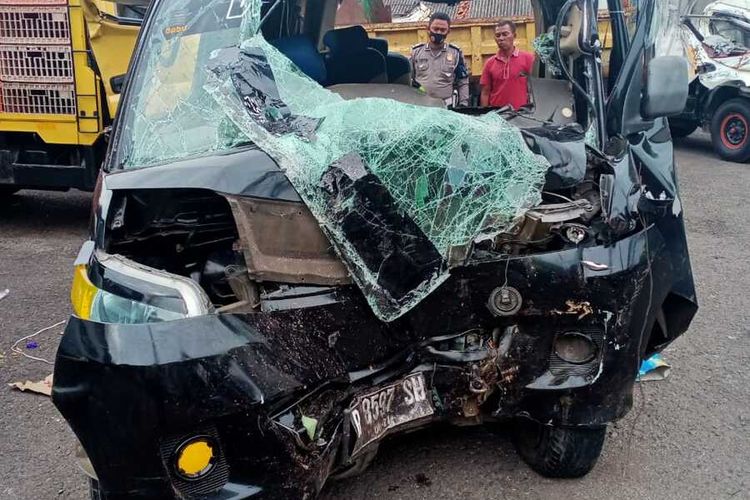 Tiga orang tewas dalam kecelakaan tunggal di kilometer 70.800 tol Jakarta-Cikampek arah menuju Jakarta, Senin (12/10/2020) sekitar pukul 05.50 WIB.