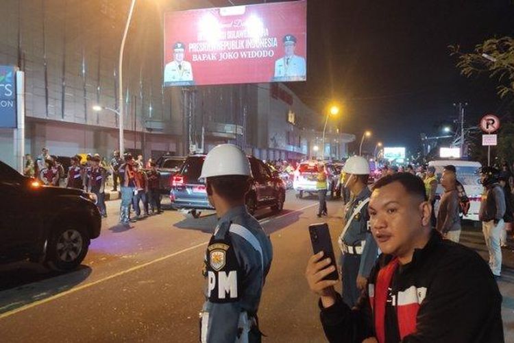 Warga Manado mengabadikan momen ketika Presiden Jokowi tiba di Manado, Rabu (18/01/2023) malam. 
